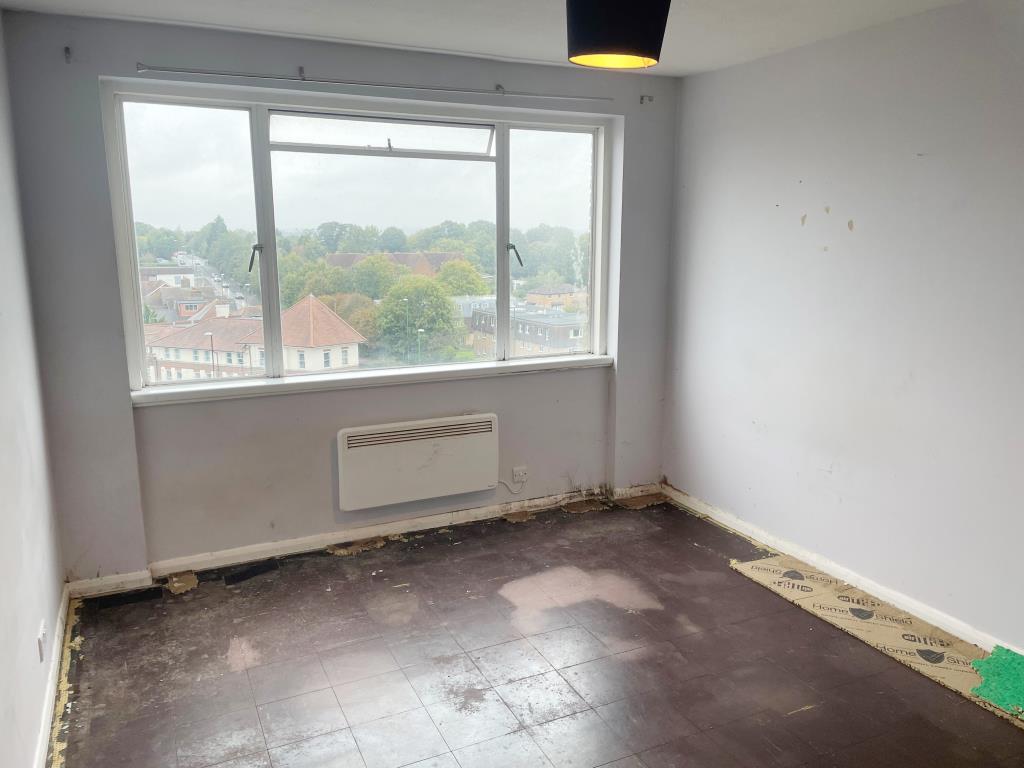 Lot: 48 - TWO-BEDROOM FLAT WITH PARKING IN TOWN CENTRE - Double bedroom 1 and window with northerly views